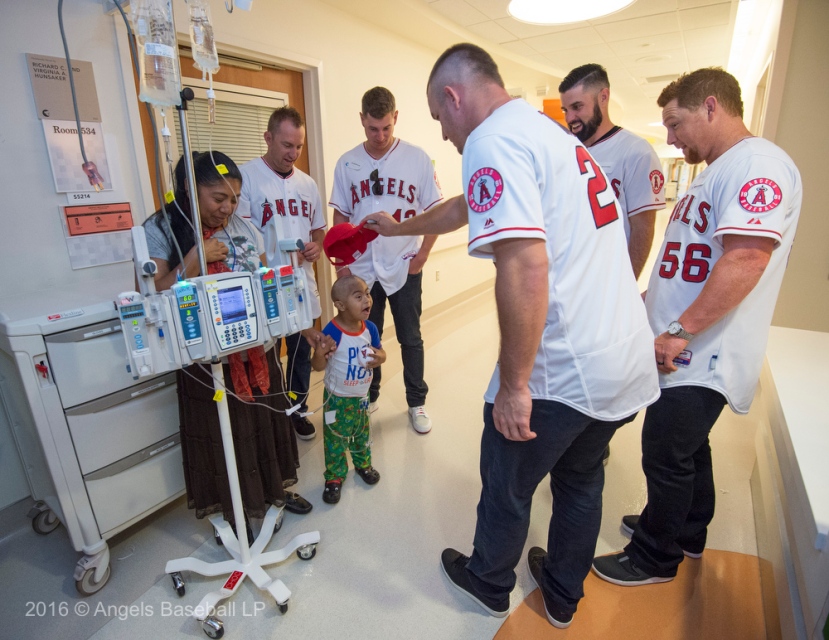 Trout gives Angels cap to patient at CHOC Children's Hospital